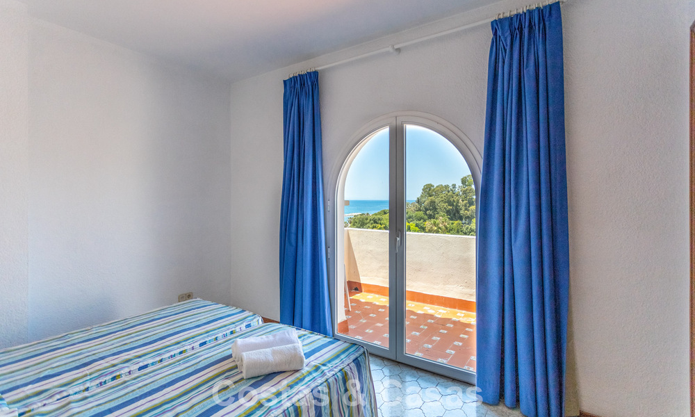 Ático dúplex con vistas al mar en venta en un complejo cerrado en primera línea de playa en Puerto Banús, Marbella 782253