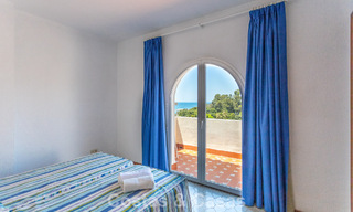 Ático dúplex con vistas al mar en venta en un complejo cerrado en primera línea de playa en Puerto Banús, Marbella 782253 