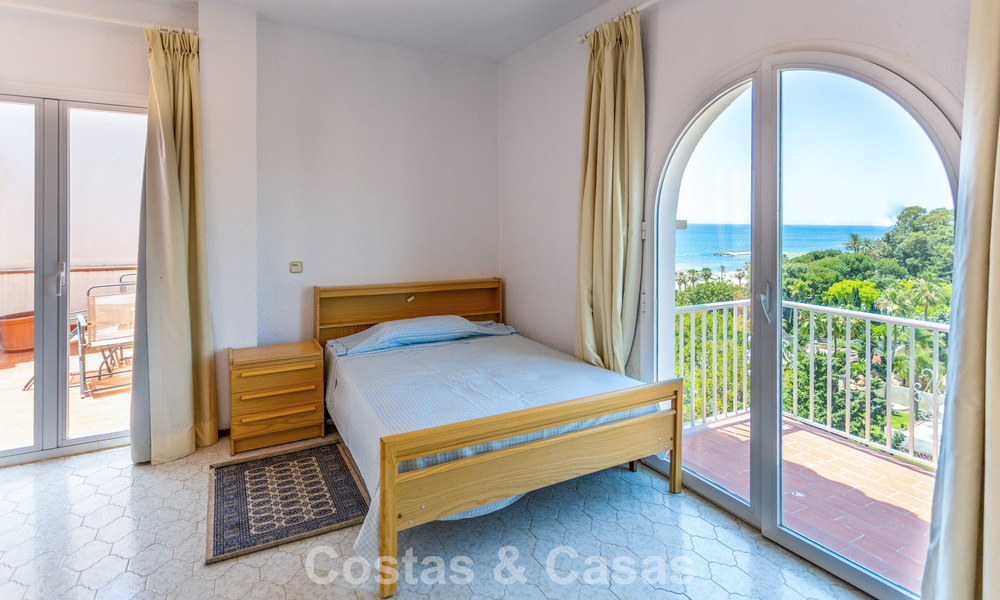 Ático dúplex con vistas al mar en venta en un complejo cerrado en primera línea de playa en Puerto Banús, Marbella 782254