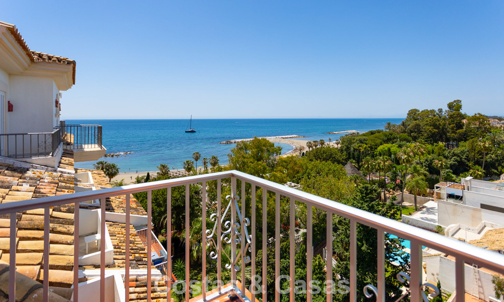 Ático dúplex con vistas al mar en venta en un complejo cerrado en primera línea de playa en Puerto Banús, Marbella 782256