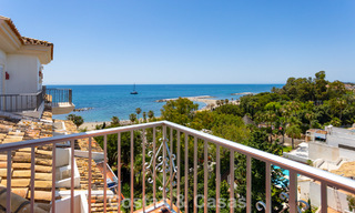 Ático dúplex con vistas al mar en venta en un complejo cerrado en primera línea de playa en Puerto Banús, Marbella 782256 