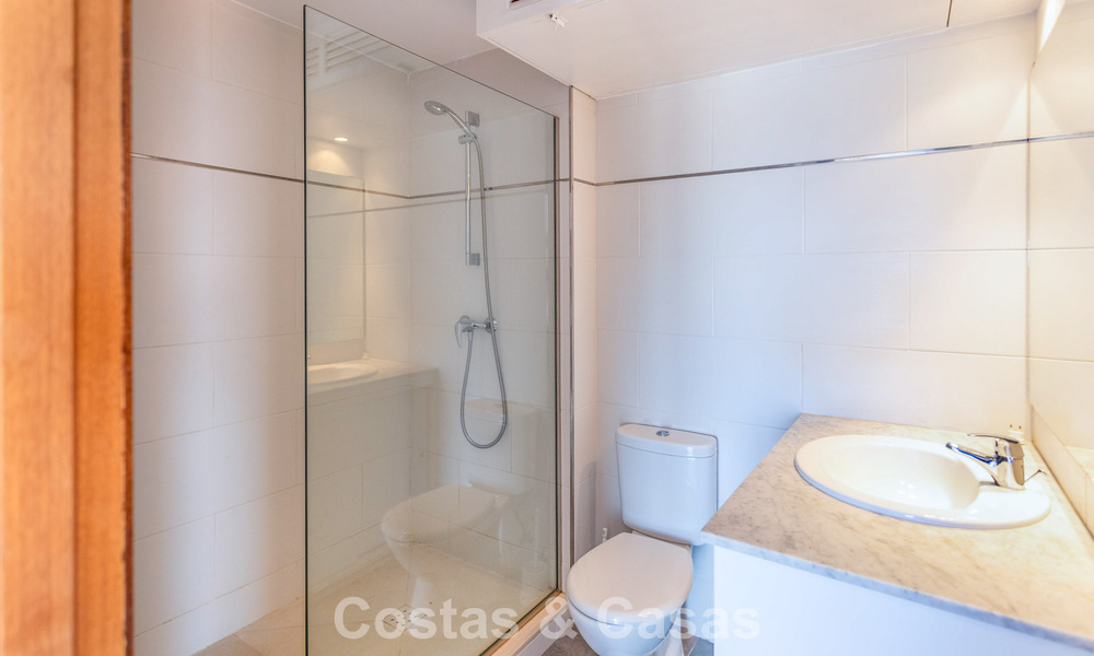 Ático dúplex con vistas al mar en venta en un complejo cerrado en primera línea de playa en Puerto Banús, Marbella 782257