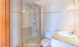 Ático dúplex con vistas al mar en venta en un complejo cerrado en primera línea de playa en Puerto Banús, Marbella 782257 