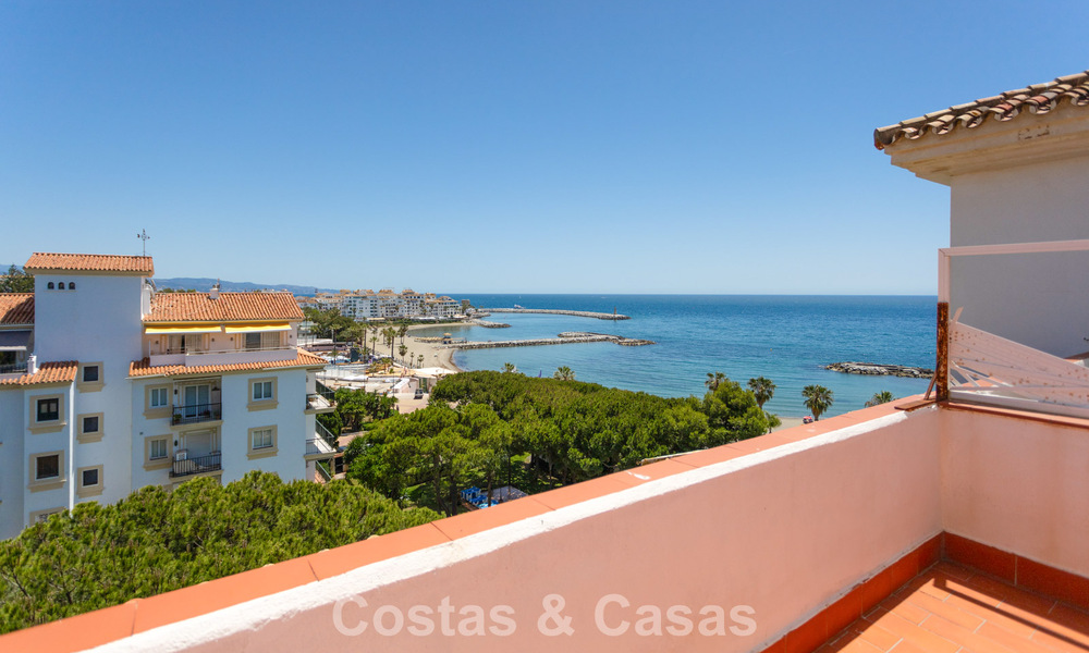 Ático dúplex con vistas al mar en venta en un complejo cerrado en primera línea de playa en Puerto Banús, Marbella 782258