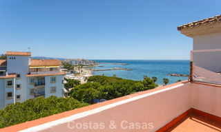 Ático dúplex con vistas al mar en venta en un complejo cerrado en primera línea de playa en Puerto Banús, Marbella 782258 