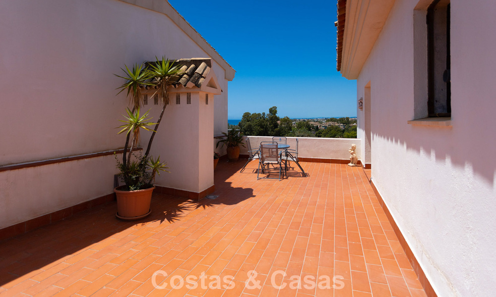 Ático dúplex con vistas al mar en venta en un complejo cerrado en primera línea de playa en Puerto Banús, Marbella 782259