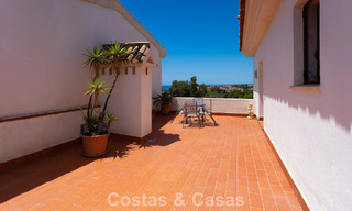 Ático dúplex con vistas al mar en venta en un complejo cerrado en primera línea de playa en Puerto Banús, Marbella 782259 