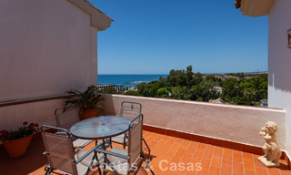 Ático dúplex con vistas al mar en venta en un complejo cerrado en primera línea de playa en Puerto Banús, Marbella 782260 