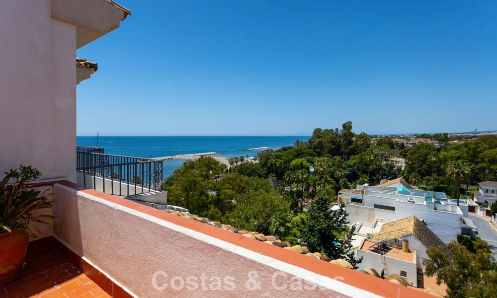 Ático dúplex con vistas al mar en venta en un complejo cerrado en primera línea de playa en Puerto Banús, Marbella 782261