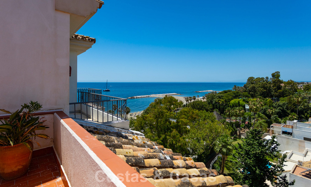 Ático dúplex con vistas al mar en venta en un complejo cerrado en primera línea de playa en Puerto Banús, Marbella 782262