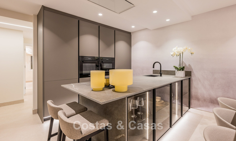 Apartamento reformado de alta calidad y vistas abiertas al mar en venta, en primera línea de playa entre Marbella y Estepona 783409