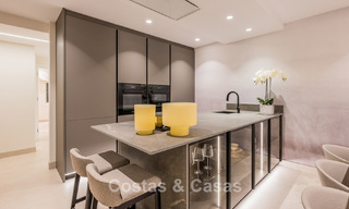 Apartamento reformado de alta calidad y vistas abiertas al mar en venta, en primera línea de playa entre Marbella y Estepona 783409 