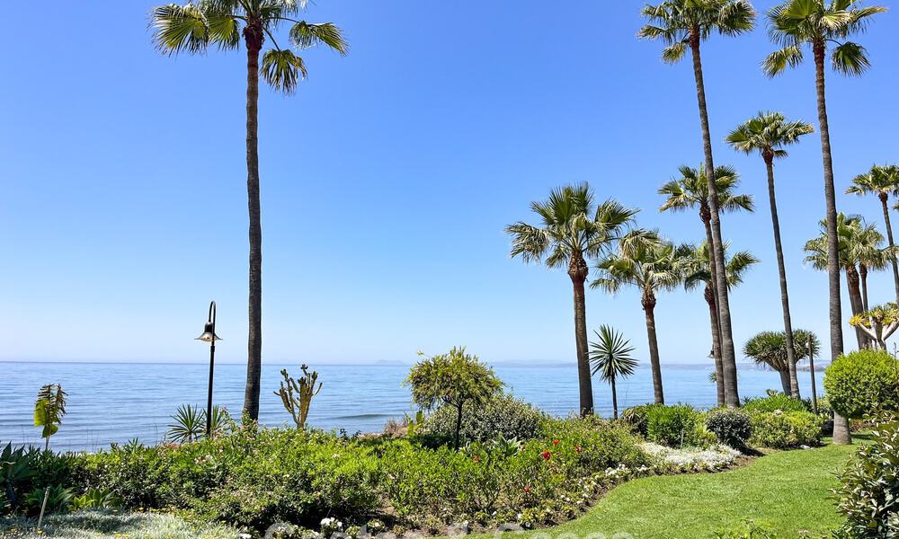 Apartamento reformado de alta calidad y vistas abiertas al mar en venta, en primera línea de playa entre Marbella y Estepona 783412