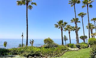 Apartamento reformado de alta calidad y vistas abiertas al mar en venta, en primera línea de playa entre Marbella y Estepona 783412 