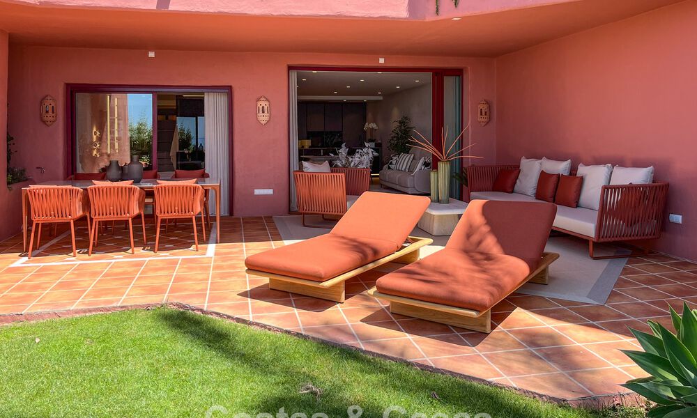 Apartamento reformado de alta calidad y vistas abiertas al mar en venta, en primera línea de playa entre Marbella y Estepona 783413
