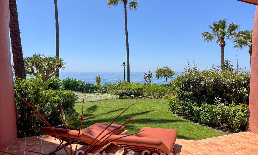 Apartamento reformado de alta calidad y vistas abiertas al mar en venta, en primera línea de playa entre Marbella y Estepona 783414