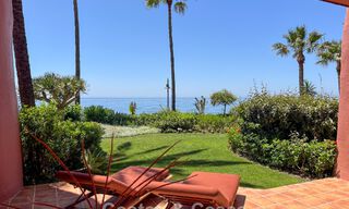 Apartamento reformado de alta calidad y vistas abiertas al mar en venta, en primera línea de playa entre Marbella y Estepona 783414 