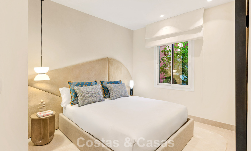 Apartamento reformado de alta calidad y vistas abiertas al mar en venta, en primera línea de playa entre Marbella y Estepona 783415
