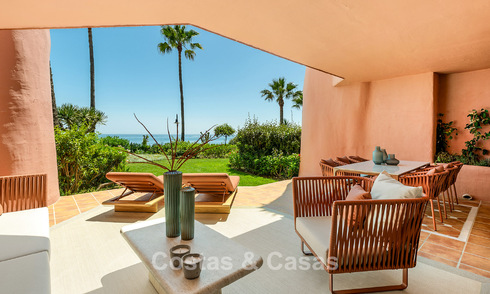 Apartamento reformado de alta calidad y vistas abiertas al mar en venta, en primera línea de playa entre Marbella y Estepona 783416