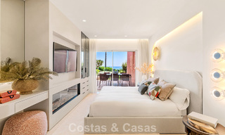 Apartamento reformado de alta calidad y vistas abiertas al mar en venta, en primera línea de playa entre Marbella y Estepona 783418 