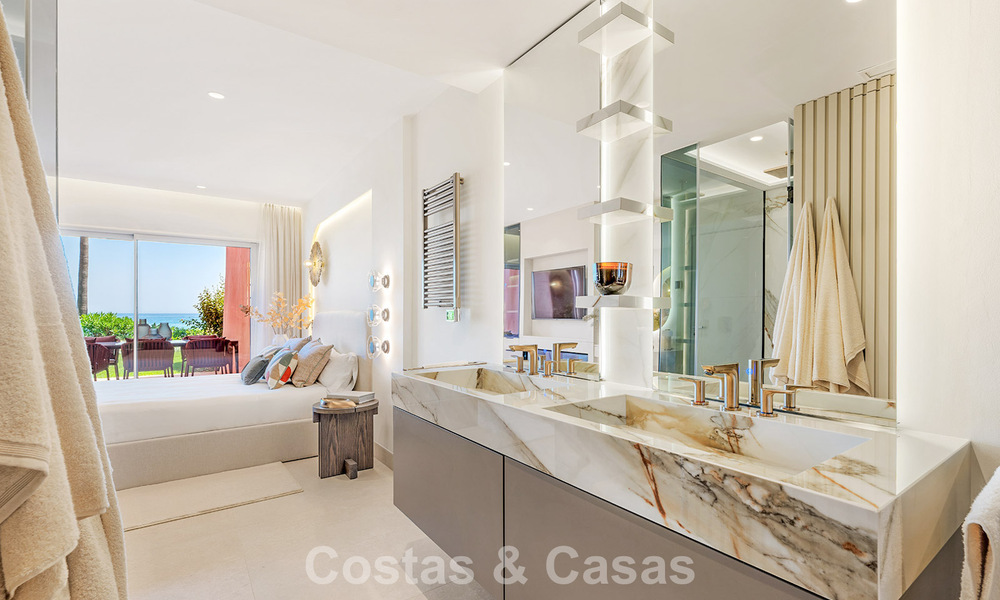 Apartamento reformado de alta calidad y vistas abiertas al mar en venta, en primera línea de playa entre Marbella y Estepona 783419
