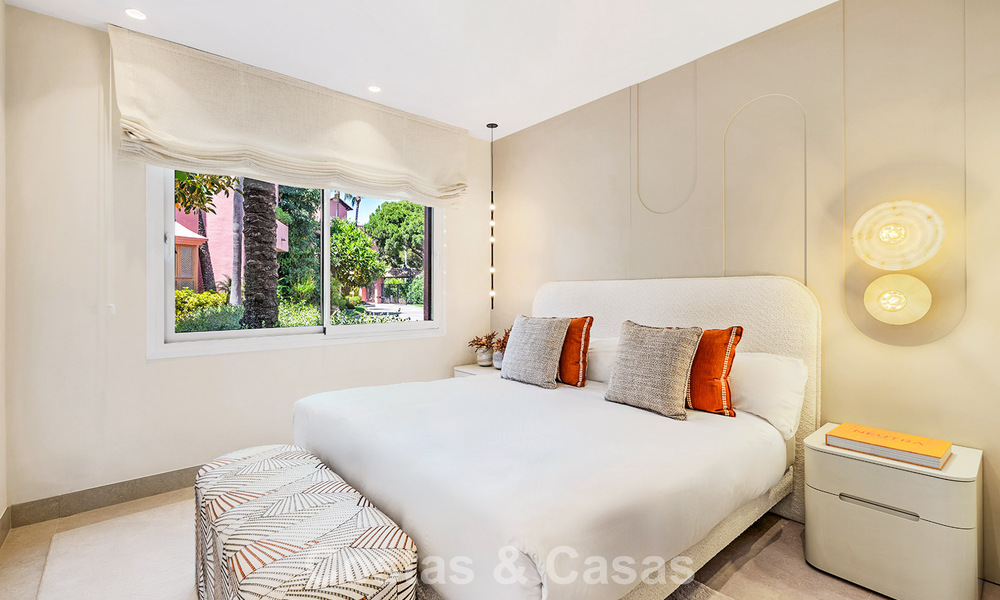 Apartamento reformado de alta calidad y vistas abiertas al mar en venta, en primera línea de playa entre Marbella y Estepona 783420