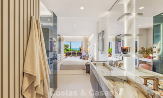 Apartamento reformado de alta calidad y vistas abiertas al mar en venta, en primera línea de playa entre Marbella y Estepona 783422 