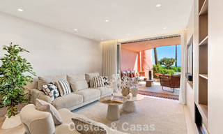 Apartamento reformado de alta calidad y vistas abiertas al mar en venta, en primera línea de playa entre Marbella y Estepona 783423 
