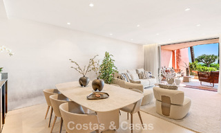 Apartamento reformado de alta calidad y vistas abiertas al mar en venta, en primera línea de playa entre Marbella y Estepona 783427 