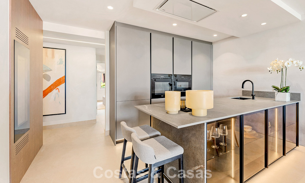 Apartamento reformado de alta calidad y vistas abiertas al mar en venta, en primera línea de playa entre Marbella y Estepona 783428