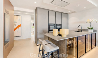 Apartamento reformado de alta calidad y vistas abiertas al mar en venta, en primera línea de playa entre Marbella y Estepona 783428 
