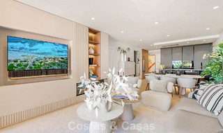 Apartamento reformado de alta calidad y vistas abiertas al mar en venta, en primera línea de playa entre Marbella y Estepona 783429 