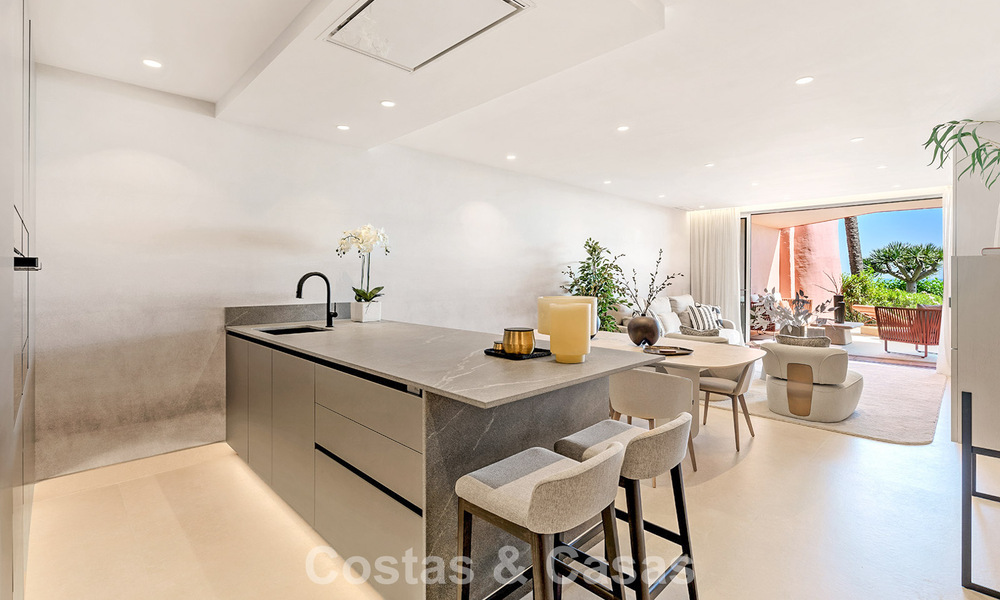 Apartamento reformado de alta calidad y vistas abiertas al mar en venta, en primera línea de playa entre Marbella y Estepona 783430