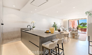 Apartamento reformado de alta calidad y vistas abiertas al mar en venta, en primera línea de playa entre Marbella y Estepona 783430 