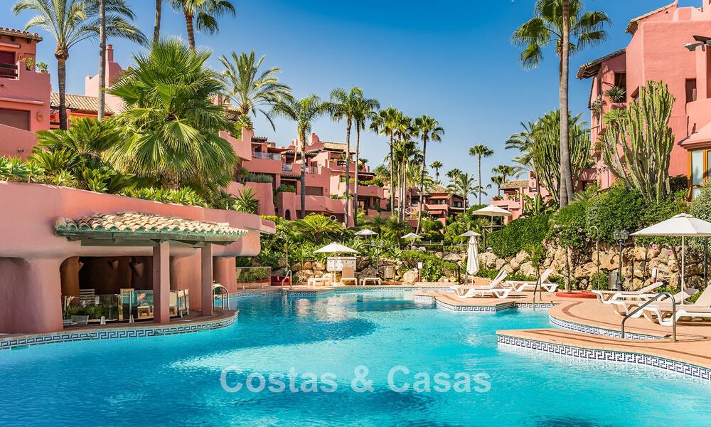 Apartamento reformado de alta calidad y vistas abiertas al mar en venta, en primera línea de playa entre Marbella y Estepona 783433