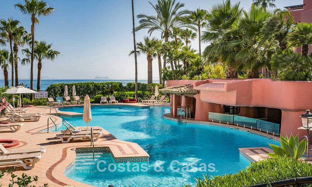 Apartamento reformado de alta calidad y vistas abiertas al mar en venta, en primera línea de playa entre Marbella y Estepona 783434