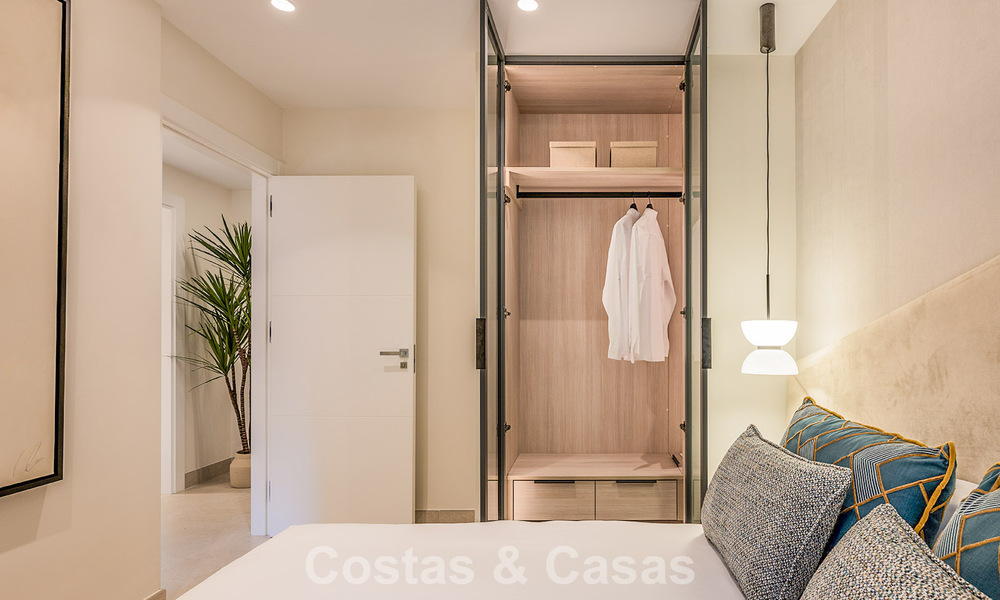 Apartamento reformado de alta calidad y vistas abiertas al mar en venta, en primera línea de playa entre Marbella y Estepona 783435