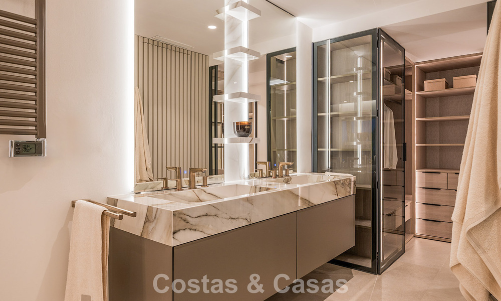 Apartamento reformado de alta calidad y vistas abiertas al mar en venta, en primera línea de playa entre Marbella y Estepona 783443
