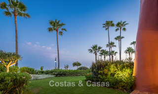 Apartamento reformado de alta calidad y vistas abiertas al mar en venta, en primera línea de playa entre Marbella y Estepona 783444 