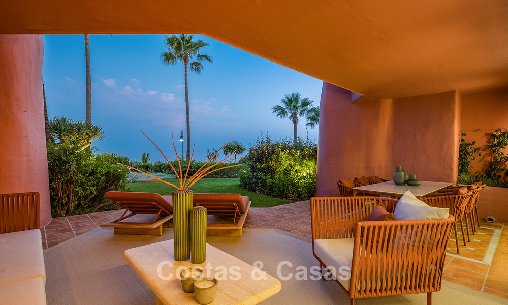 Apartamento reformado de alta calidad y vistas abiertas al mar en venta, en primera línea de playa entre Marbella y Estepona 783445