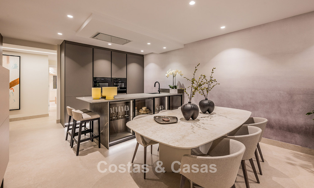 Apartamento reformado de alta calidad y vistas abiertas al mar en venta, en primera línea de playa entre Marbella y Estepona 783448