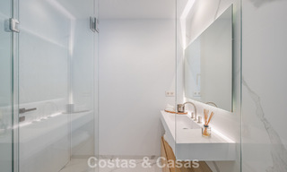Sofisticado apartamento con vistas al mar en venta en un complejo boutique cerrado en las colinas de Marbella - Benahavis 783449 