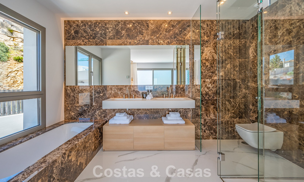 Sofisticado apartamento con vistas al mar en venta en un complejo boutique cerrado en las colinas de Marbella - Benahavis 783450