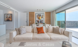 Sofisticado apartamento con vistas al mar en venta en un complejo boutique cerrado en las colinas de Marbella - Benahavis 783451 