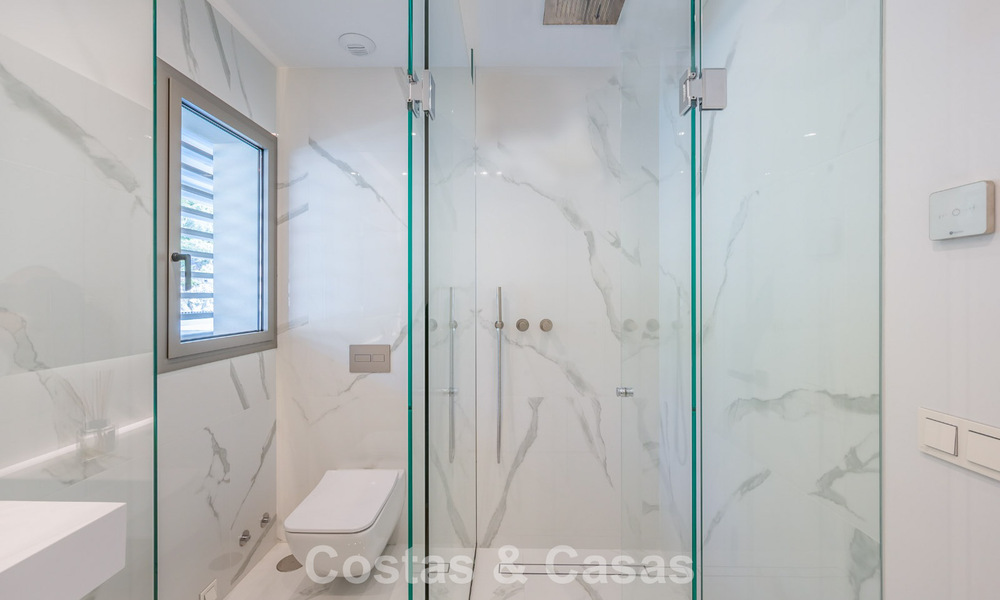 Sofisticado apartamento con vistas al mar en venta en un complejo boutique cerrado en las colinas de Marbella - Benahavis 783452
