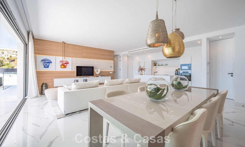 Sofisticado apartamento con vistas al mar en venta en un complejo boutique cerrado en las colinas de Marbella - Benahavis 783454