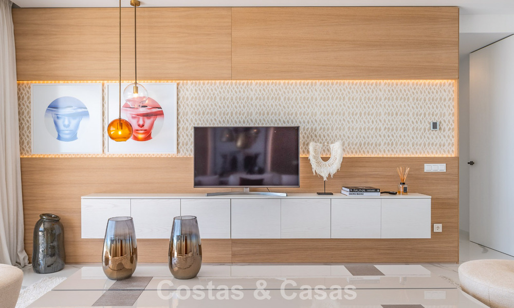 Sofisticado apartamento con vistas al mar en venta en un complejo boutique cerrado en las colinas de Marbella - Benahavis 783456