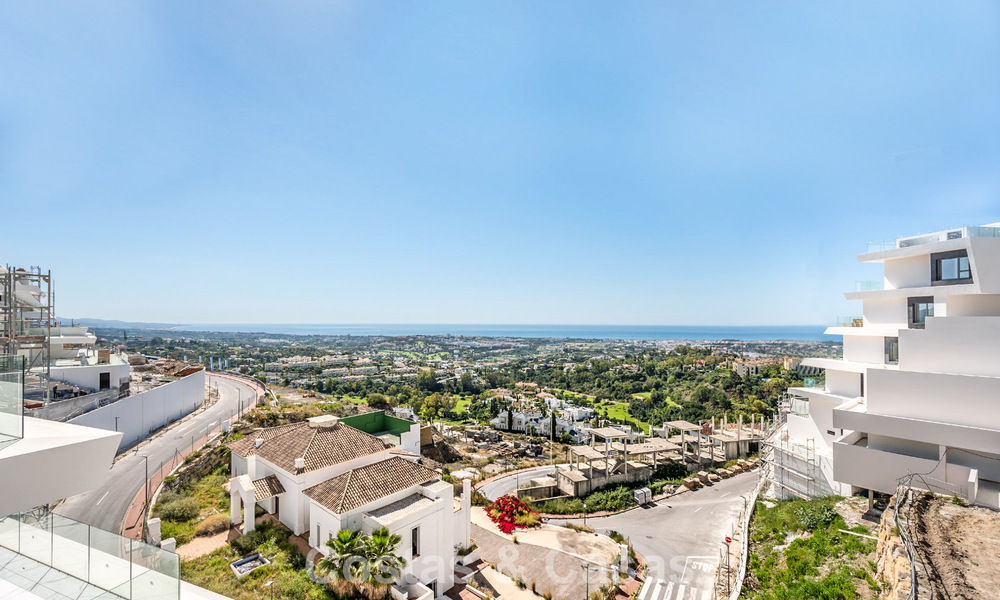 Sofisticado apartamento con vistas al mar en venta en un complejo boutique cerrado en las colinas de Marbella - Benahavis 783457