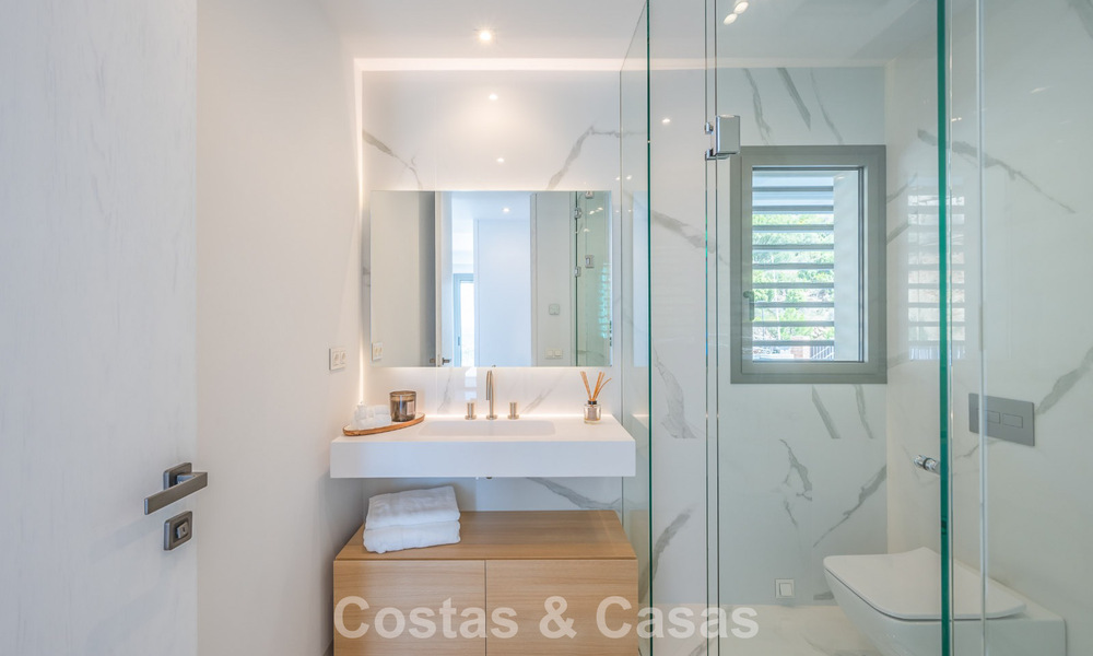 Sofisticado apartamento con vistas al mar en venta en un complejo boutique cerrado en las colinas de Marbella - Benahavis 783458