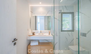 Sofisticado apartamento con vistas al mar en venta en un complejo boutique cerrado en las colinas de Marbella - Benahavis 783458 